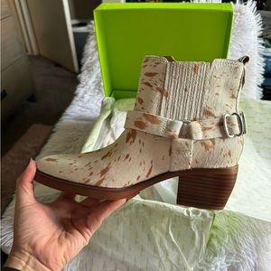 Sam Eldeman Cowprint Boots Size 9